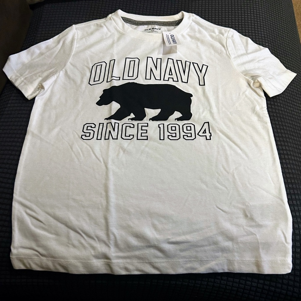 Kids Old Navy tee size M(8). BRAND NEW AND STILL HAS TAGS ❤️